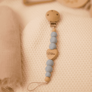 Attache tétine personnalisée avec prénom Milan, en bois naturel et perles silicone bleues, accessoire élégant et utile pour bébé. cadeau naissance, baptême, baby shower, anniversaire