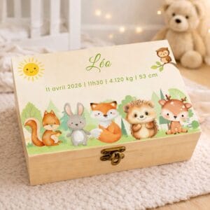 Boîte à souvenirs personnalisée thème forêt avec prénom Léo et animaux de la nature, cadeau de naissance bébé en bois.