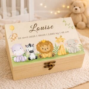Boîte à souvenirs personnalisée thème jungle avec prénom Louise et informations de naissance, cadeau de naissance bébé en bois.