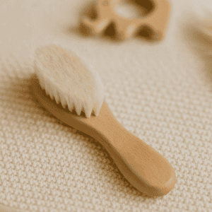 Brosse bébé en bois naturel avec poils doux – accessoire de soin naissance