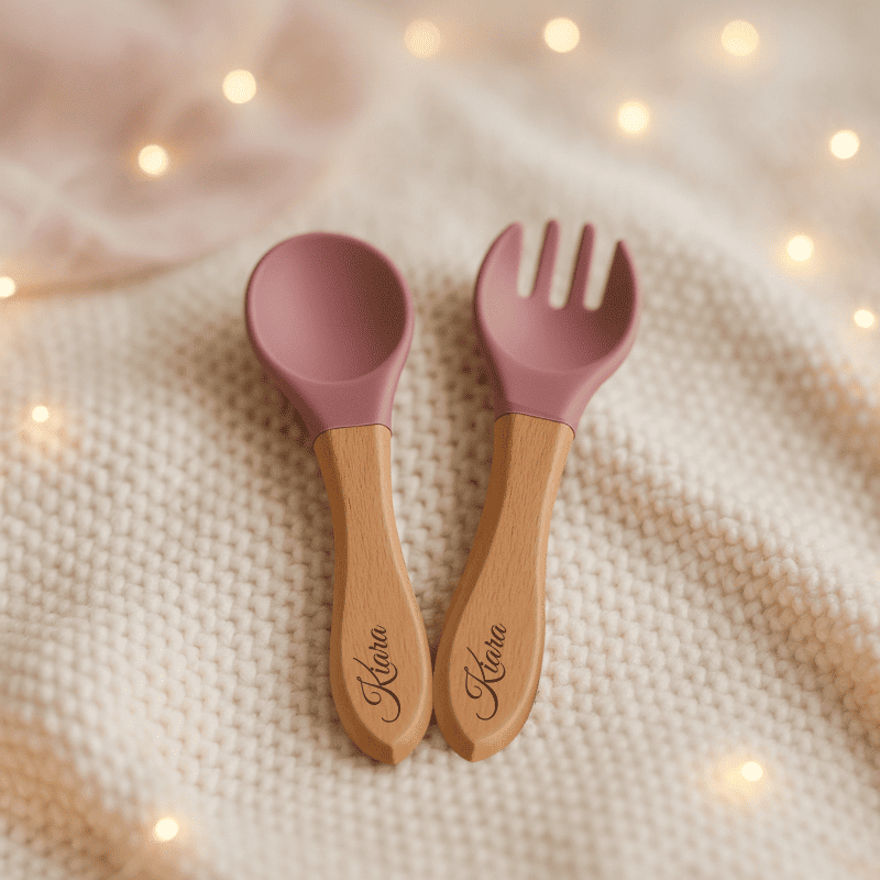Set de couverts personnalisés pour bébé avec prénom Kiara, manche en bois et embout en silicone vieux rose, ambiance lumineuse et douce, idéal en cadeau de naissance, baptême baby shower, anniversaire