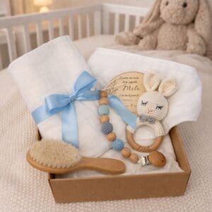 Box cadeau naissance personnalisée pour bébé avec accessoires en bois, hochet lapin, lange, bavoir, attache tétine et brosse douce.