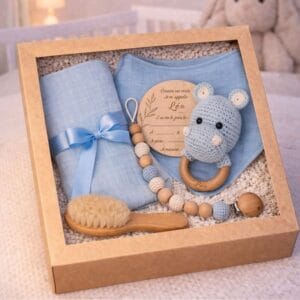 Box naissance personnalisée pour bébé garçon avec accessoires en bois et crochet : hochet hippopotame, brosse douce, attache tétine et lange bleu.