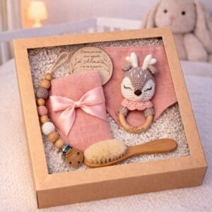 Box cadeau naissance personnalisée avec accessoires bébé en bois et crochet : hochet biche, attache tétine, lange, bavoir et brosse douce.