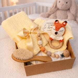 Box naissance personnalisée pour bébé avec accessoires en bois, hochet renard, attache tétine, lange et brosse douce personnalisée.