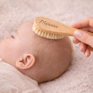 Brosse bébé personnalisée en bois naturel avec prénom gravé, parfaite pour un cadeau de naissance personnalisé et utile au quotidien.