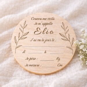 Carte de naissance personnalisée en bois avec prénom et informations de bébé. Un souvenir tendre et unique à offrir pour une naissance ou une baby shower.