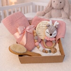 Coffret cadeau naissance personnalisé pour fille avec hochet biche, lange rose, bavoir, attache tétine, brosse bébé et carte de naissance.