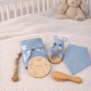 Ensemble naissance à personnaliser bleu pour bébé avec hochet hippopotame, bavoir, lange, attache tétine, brosse en bois et carte souvenir.