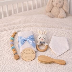 Ensemble naissance à personnaliser avec hochet lapin, carte de naissance en bois, brosse bébé, lange, bavoir et attache tétine assortie.