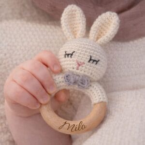 Hochet lapin personnalisé en bois et crochet avec prénom gravé, idéal comme cadeau de naissance doux et naturel pour bébé.