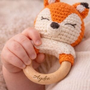 Hochet renard personnalisé en bois naturel pour bébé, idéal comme cadeau de naissance doux, original et personnalisé avec le prénom.
