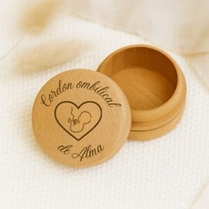 Boîte en bois personnalisée pour cordon ombilical bébé avec gravure prénom, souvenir cadeau de naissance unique et délicat.