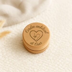 Boîte cordon ombilical personnalisée en bois avec prénom gravé, cadeau de naissance bébé élégant et naturel.