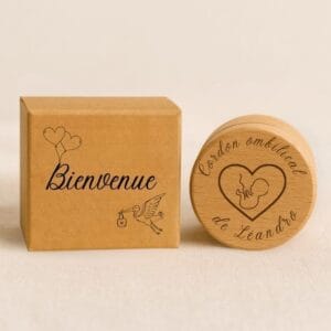 Boîte cordon ombilical personnalisée avec coffret cadeau bienvenue, souvenir de naissance bébé gravé en bois naturel.