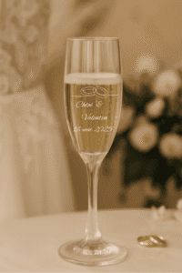 Flûte de mariage personnalisée avec gravure alliances et prénoms Chloé et Valentin, date 16 août 2025.