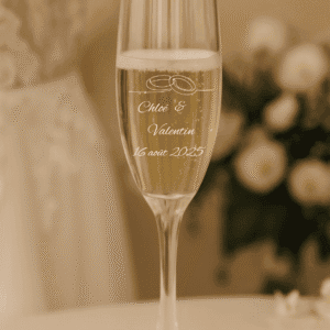 Flûte de mariage personnalisée avec gravure alliances et prénoms Chloé et Valentin, date 16 août 2025.