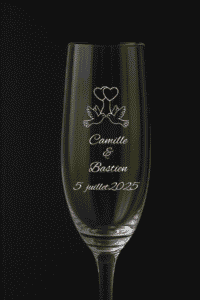 Flûte à champagne personnalisée modèle Pureté avec deux colombes et un cœur, gravée avec les prénoms Camille et Bastien et la date du 5 juillet 2025.
