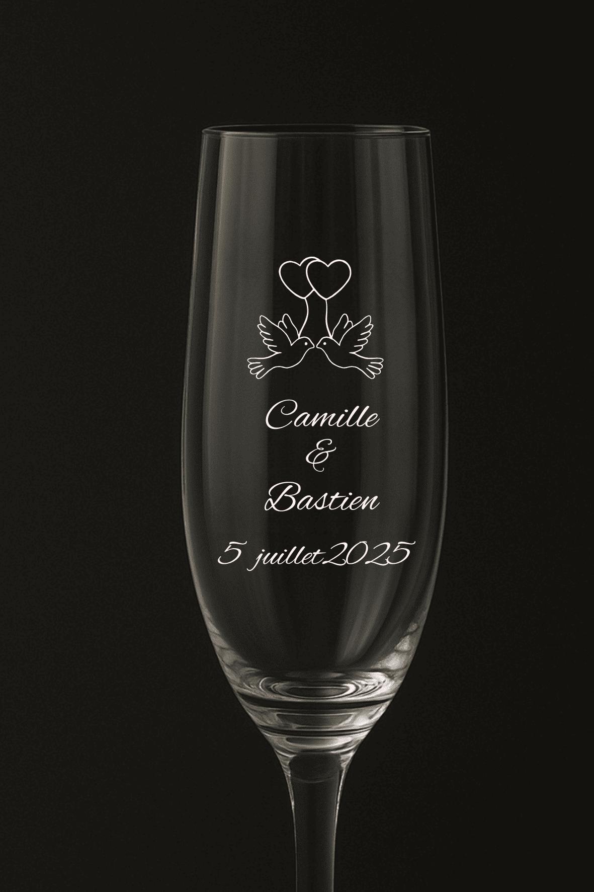 Flûte à champagne personnalisée modèle Pureté avec deux colombes et un cœur, gravée avec les prénoms Camille et Bastien et la date du 5 juillet 2025.