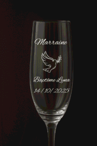 Flûte à champagne baptême personnalisée modèle Colombe, gravée pour la marraine avec date et prénom.