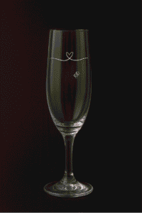 Flûte à champagne personnalisée modèle Amour, avec un cœur minimaliste tracé d’un seul trait, à personnaliser avec les prénoms et la date.