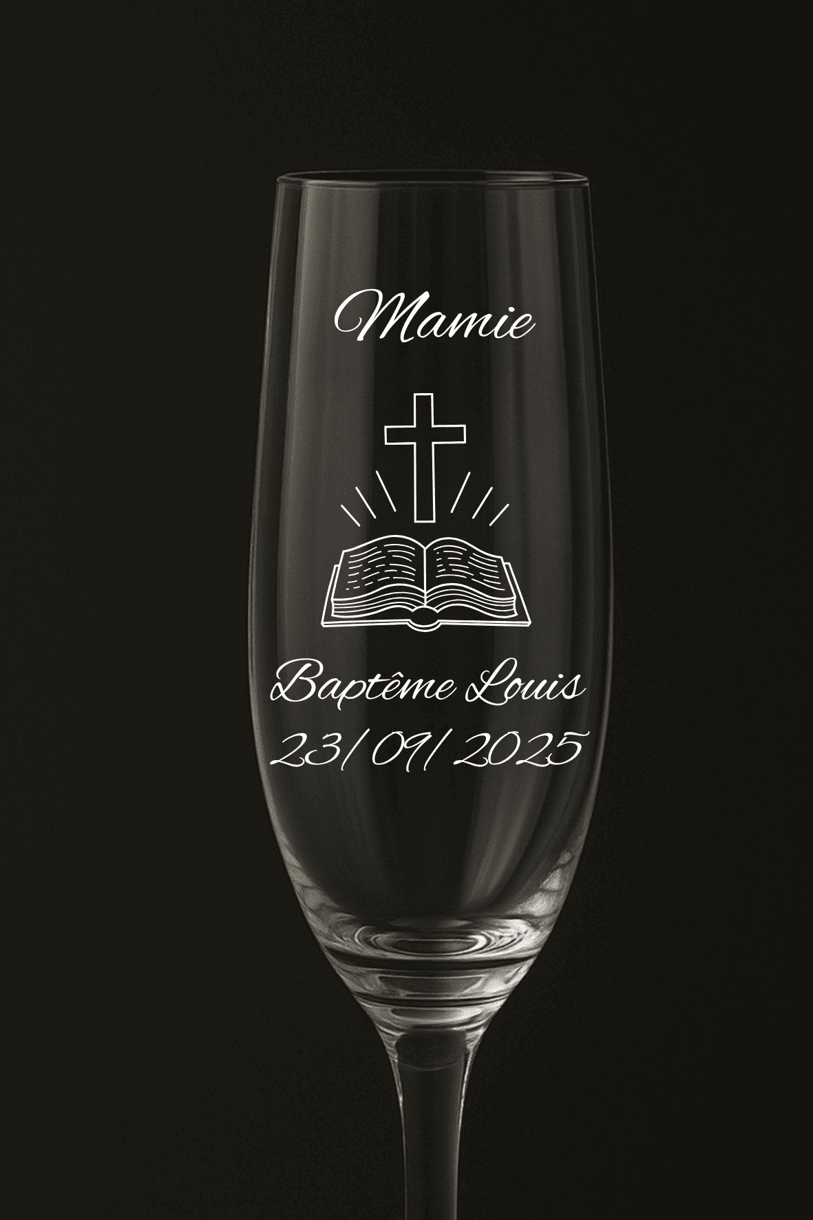 Flûte à champagne gravée modèle Bible avec croix et Bible ouverte, personnalisée pour Mamie.