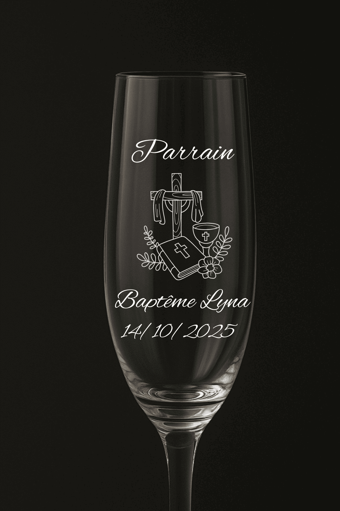 Flûte à champagne personnalisée modèle Cérémonie pour baptême, avec gravure religieuse comprenant une croix, une bible, un calice et des fleurs.