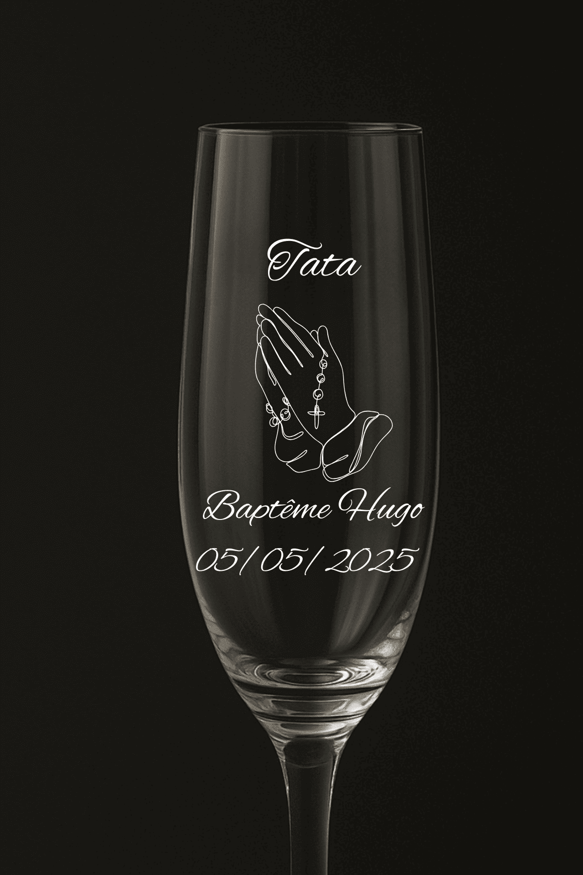 Flûte à champagne personnalisée baptême Tata — gravure mains en prière et chapelet.