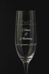 Flûte à champagne personnalisée modèle Colombes, gravée avec deux colombes et un cœur, ainsi que les prénoms Céline et Anthony et la date du 13 septembre 2025.
