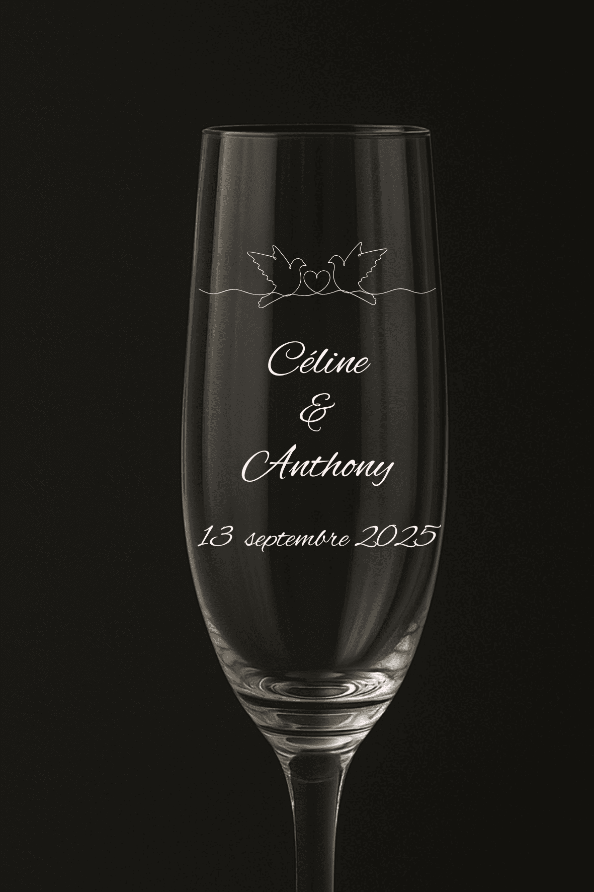 Flûte à champagne personnalisée modèle Colombes, gravée avec deux colombes et un cœur, ainsi que les prénoms Céline et Anthony et la date du 13 septembre 2025.