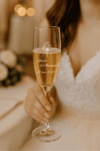 Flûte à champagne personnalisée avec gravure couple mariés, prénoms Laura et Alexandre, 21 juin 2025.