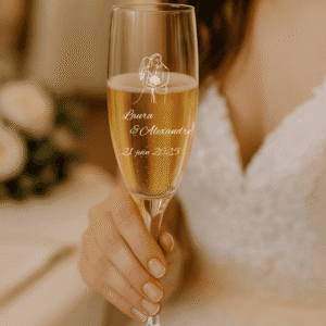 Flûte à champagne personnalisée avec gravure couple mariés, prénoms Laura et Alexandre, 21 juin 2025.