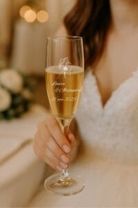 Flûte à champagne personnalisée pour mariés avec illustration de couple, prénoms et date gravés, cadeau de mariage romantique et élégant.