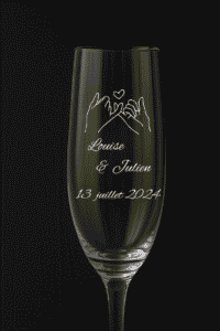 Flûte à champagne personnalisée modèle Promesse, gravée avec les prénoms Louise et Julien et la date du 13 juillet 2024, ornée d’un motif de mains entrelacées.