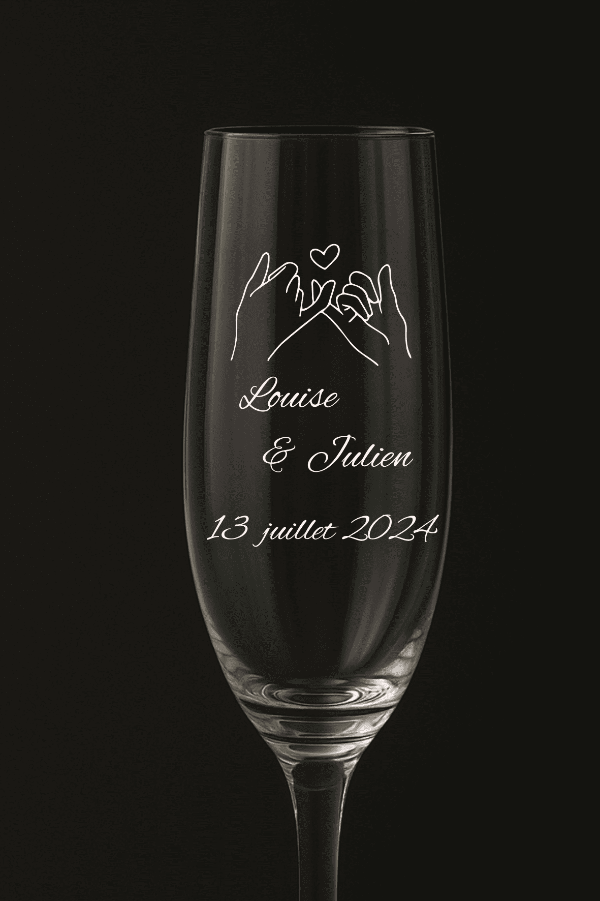 Flûte à champagne personnalisée modèle Promesse, gravée avec les prénoms Louise et Julien et la date du 13 juillet 2024, ornée d’un motif de mains entrelacées.