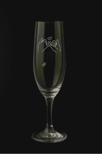 Flûte à champagne personnalisée modèle Promesse, avec un motif de mains entrelacées et un petit cœur, à personnaliser avec les prénoms et la date.