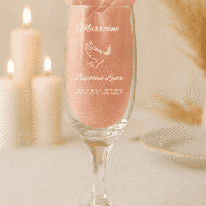 Flûte à champagne personnalisée baptême modèle Colombe avec prénom et date, présentation marraine.