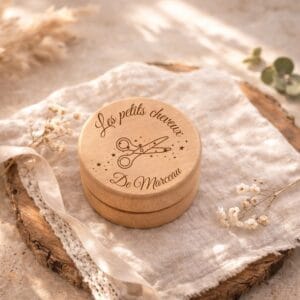 Boîte souvenir cheveux bébé personnalisée en bois naturel, cadeau naissance raffiné pour conserver les premières mèches.