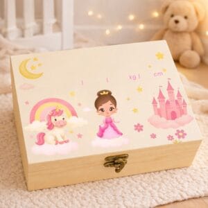 Boîte à souvenirs personnalisable pour fille thème princesse et licorne en bois naturel, cadeau de naissance bébé original.