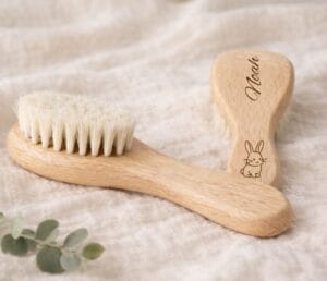 Brosse à cheveux bébé personnalisée en bois naturel avec prénom gravé et motif lapin, idéale comme cadeau naissance, baptême ou baby shower.