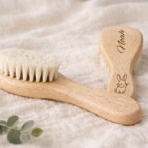 Brosse à cheveux bébé personnalisée en bois naturel avec prénom gravé et motif lapin, idéale comme cadeau naissance, baptême ou baby shower.