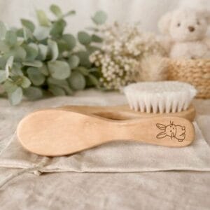 Brosse à cheveux en bois personnalisée pour bébé avec illustration lapin gravée, parfaite pour un coffret naissance, cadeau baptême ou souvenir bébé.