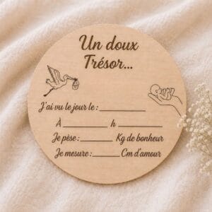 Carte de naissance bébé en bois gravé avec cigogne et informations personnalisées, souvenir naissance original et cadeau bébé personnalisé.
