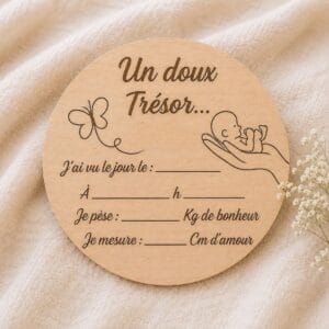 Carte de naissance personnalisée en bois modèle Un doux trésor avec papillon et informations de naissance bébé, cadeau baby shower et naissance.