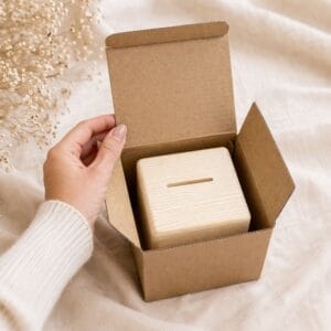 Emballage cadeau prêt à offrir pour tirelire personnalisée en bois, idée cadeau naissance bébé ou anniversaire enfant