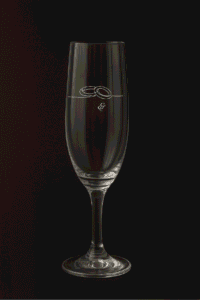 Flûte à champagne personnalisée avec alliances gravées, verre de mariage élégant personnalisé avec prénoms et date.