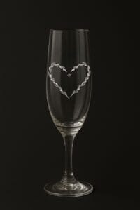 Flûte à champagne personnalisée avec cœur en feuillage gravé, cadeau romantique pour mariage, fiançailles ou anniversaire de couple.