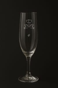Flûte à champagne personnalisée motif colombes et cœurs, idée cadeau de mariage élégante pour couple, mariés ou anniversaire de mariage.