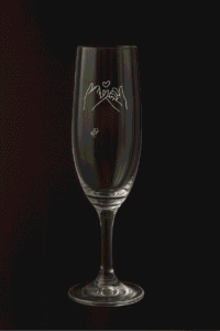 Flûte à champagne personnalisée avec mains et cœur gravés, idée cadeau romantique pour couple, mariage ou Saint-Valentin.