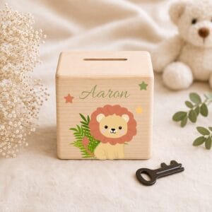 Tirelire en bois personnalisée avec lion et prénom, cadeau naissance bébé garçon, baptême ou décoration chambre safari